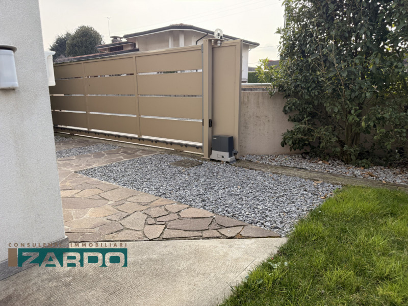 Rif. C-239 (per info N. 3409172184 )

Scopri questa affascinante casa singola situata nella tranq...