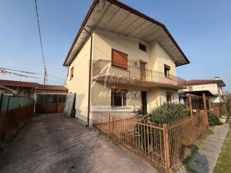 CITTADELLA (PD) - ZONA FACCA

Sei alla ricerca di una soluzione abitativa spaziosa, indipendente ...