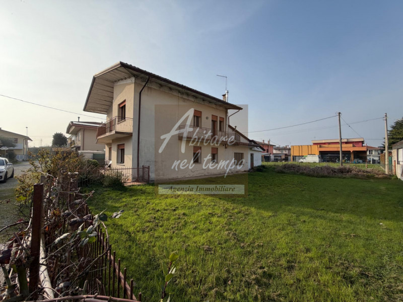 CITTADELLA (PD) - ZONA FACCA

Sei alla ricerca di una soluzione abitativa spaziosa, indipendente ...