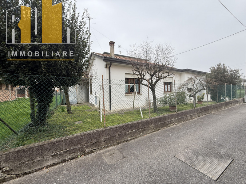 Proponiamo in vendita esclusiva abitazione singola di contenute dimensioni, comoda alla mobilità ...