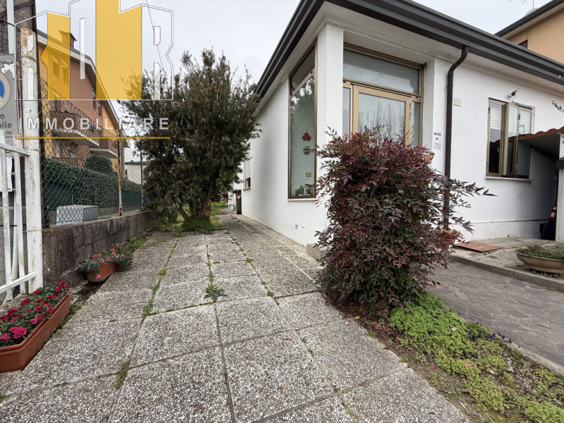 Proponiamo in vendita esclusiva abitazione singola di contenute dimensioni, comoda alla mobilità ...