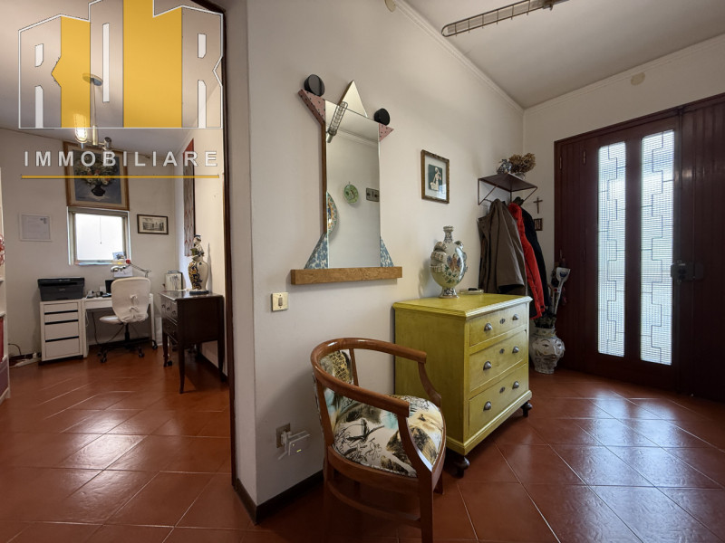 Proponiamo in vendita esclusiva abitazione singola di contenute dimensioni, comoda alla mobilità ...