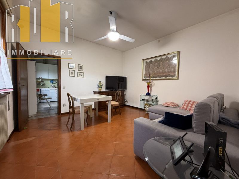 Proponiamo in vendita esclusiva abitazione singola di contenute dimensioni, comoda alla mobilità ...