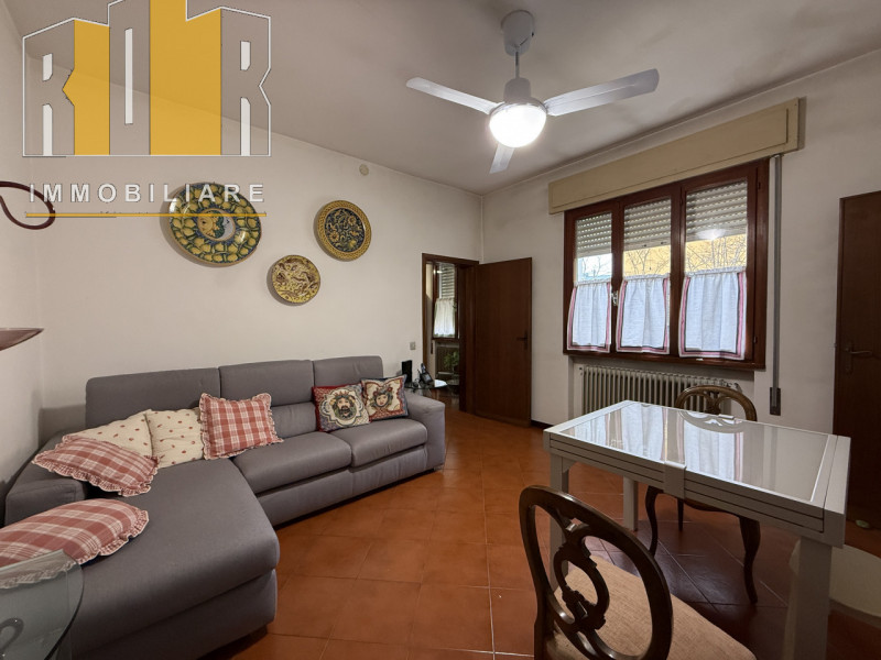 Proponiamo in vendita esclusiva abitazione singola di contenute dimensioni, comoda alla mobilità ...