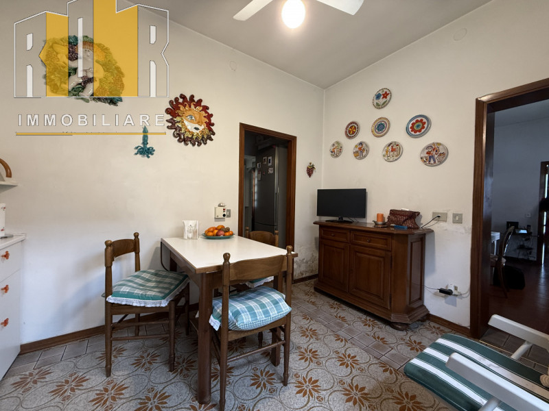 Proponiamo in vendita esclusiva abitazione singola di contenute dimensioni, comoda alla mobilità ...