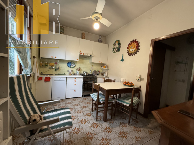 Proponiamo in vendita esclusiva abitazione singola di contenute dimensioni, comoda alla mobilità ...