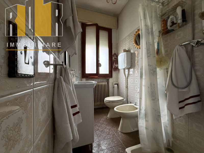 Proponiamo in vendita esclusiva abitazione singola di contenute dimensioni, comoda alla mobilità ...