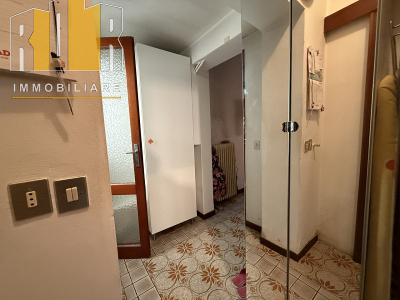 Proponiamo in vendita esclusiva abitazione singola di contenute dimensioni, comoda alla mobilità ...