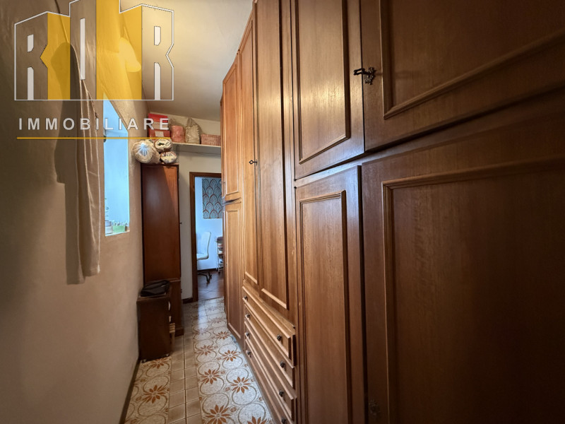 Proponiamo in vendita esclusiva abitazione singola di contenute dimensioni, comoda alla mobilità ...