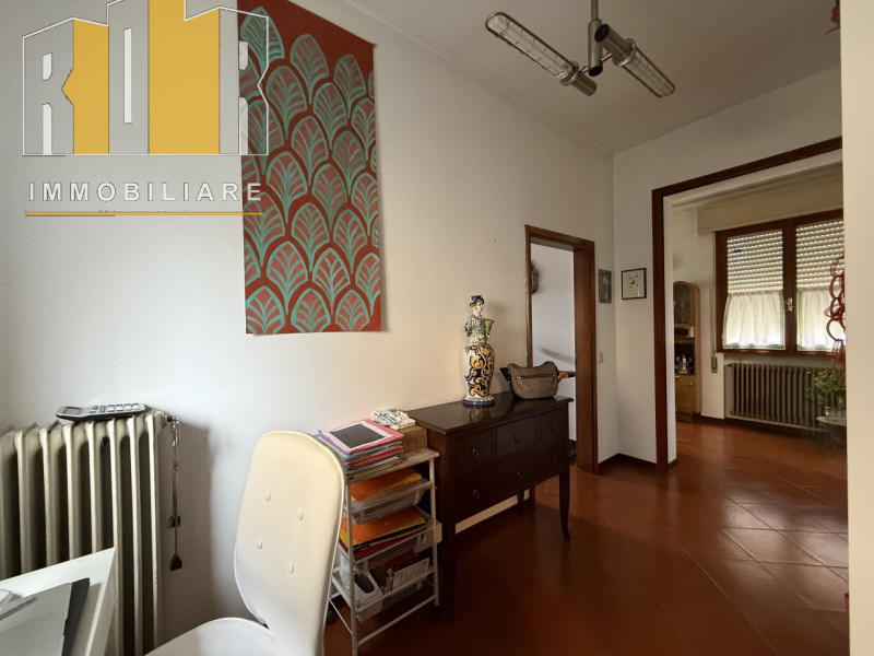 Proponiamo in vendita esclusiva abitazione singola di contenute dimensioni, comoda alla mobilità ...