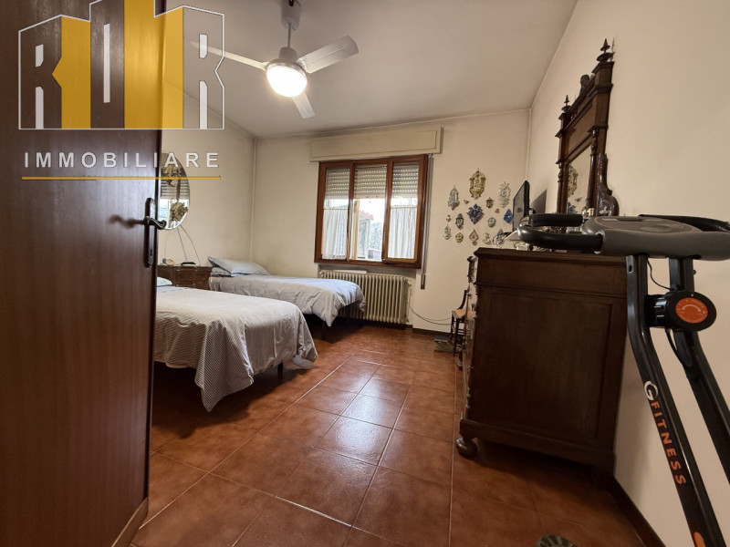 Proponiamo in vendita esclusiva abitazione singola di contenute dimensioni, comoda alla mobilità ...