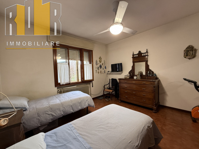 Proponiamo in vendita esclusiva abitazione singola di contenute dimensioni, comoda alla mobilità ...