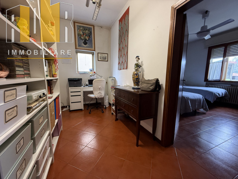 Proponiamo in vendita esclusiva abitazione singola di contenute dimensioni, comoda alla mobilità ...