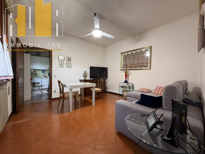 Proponiamo in vendita esclusiva abitazione singola di contenute dimensioni, comoda alla mobilità ...