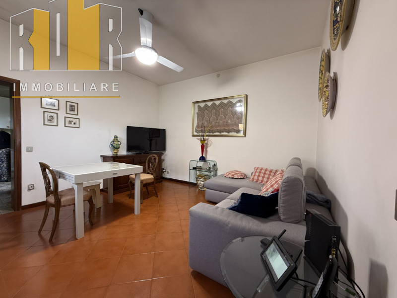 Proponiamo in vendita esclusiva abitazione singola di contenute dimensioni, comoda alla mobilità ...