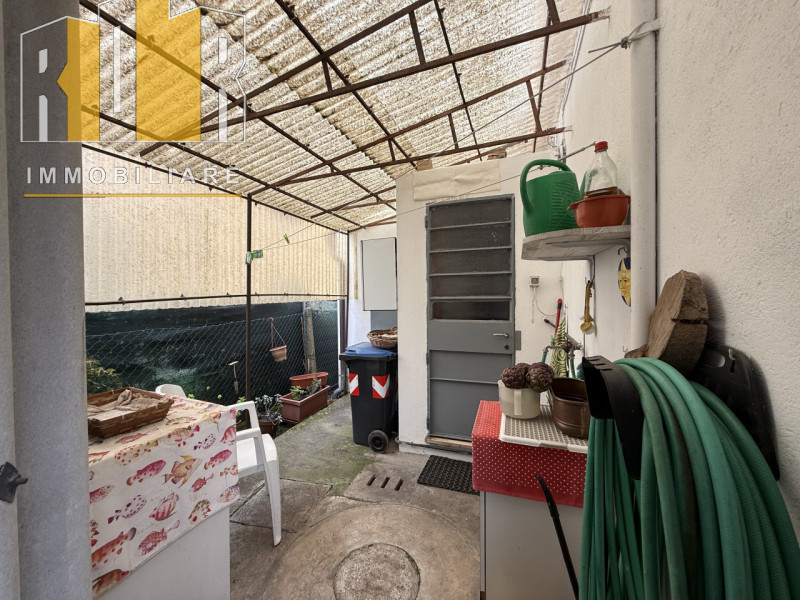 Proponiamo in vendita esclusiva abitazione singola di contenute dimensioni, comoda alla mobilità ...