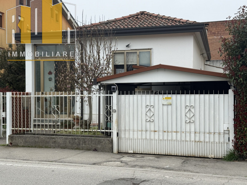 Proponiamo in vendita esclusiva abitazione singola di contenute dimensioni, comoda alla mobilità ...