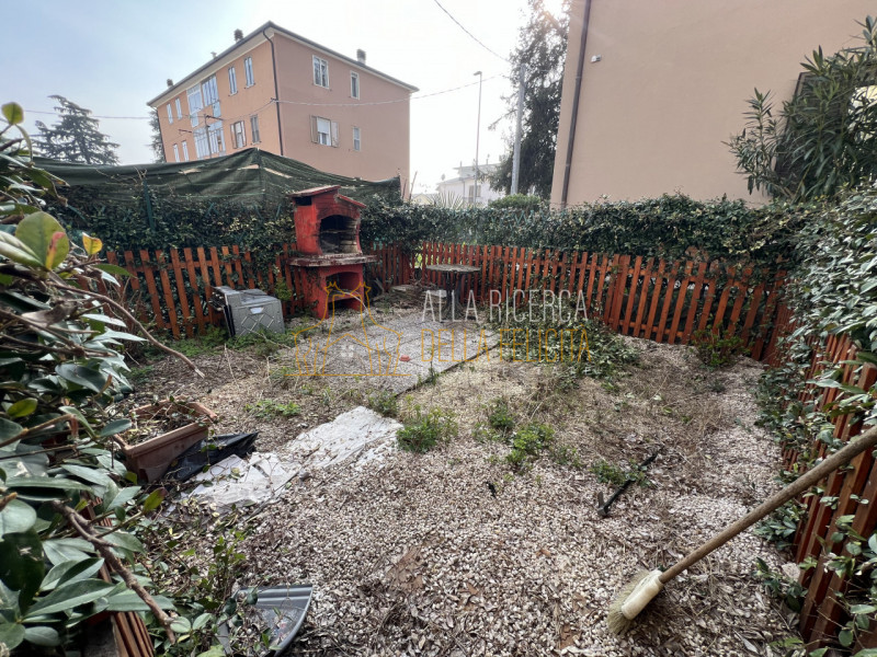 SCHIO - Santa Croce: In tranquilla zona tranquilla e comoda a tutti i servizi, BICAMERE con giard...