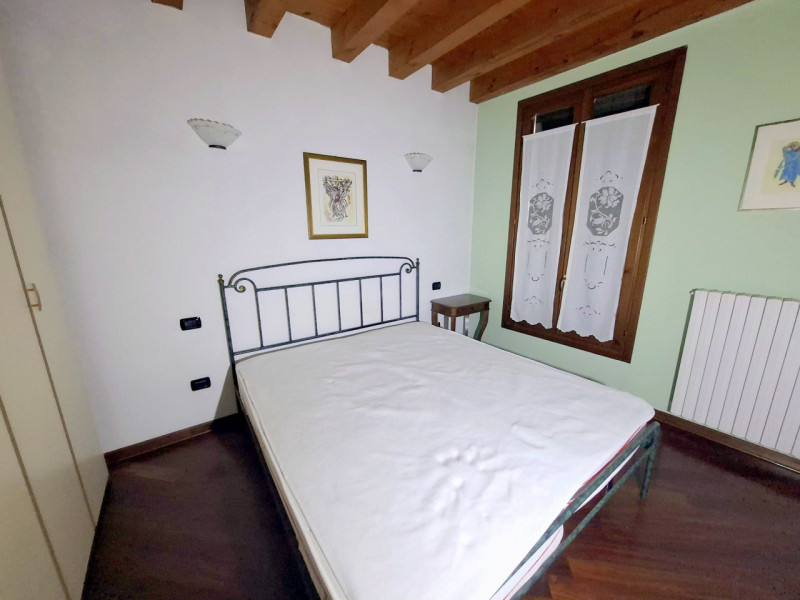 ELEGANTE MINI ARREDATO NEI PRESSI DI PRATO DELLA VALLE €.900 - rif.CL501A

Nel cuore del centro s...