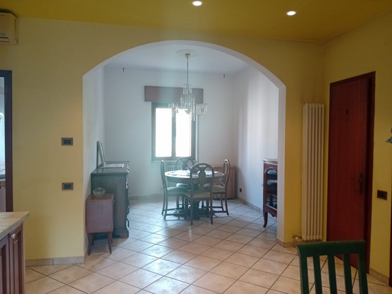 Nel cuore del quartiere di Villaggio del Sole, in un contesto residenziale tranquillo e ben servi...