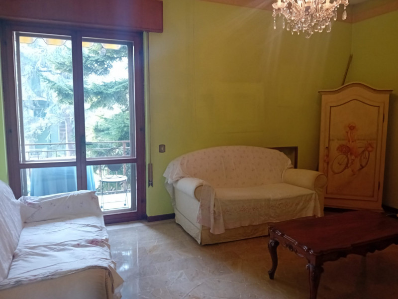 Nel cuore del quartiere di Villaggio del Sole, in un contesto residenziale tranquillo e ben servi...