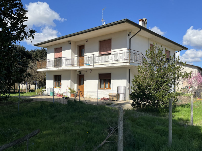 ALBETTONE: In zona di aperta campagna, non lontana dal Centro paese (650 mt) comparto composto da...