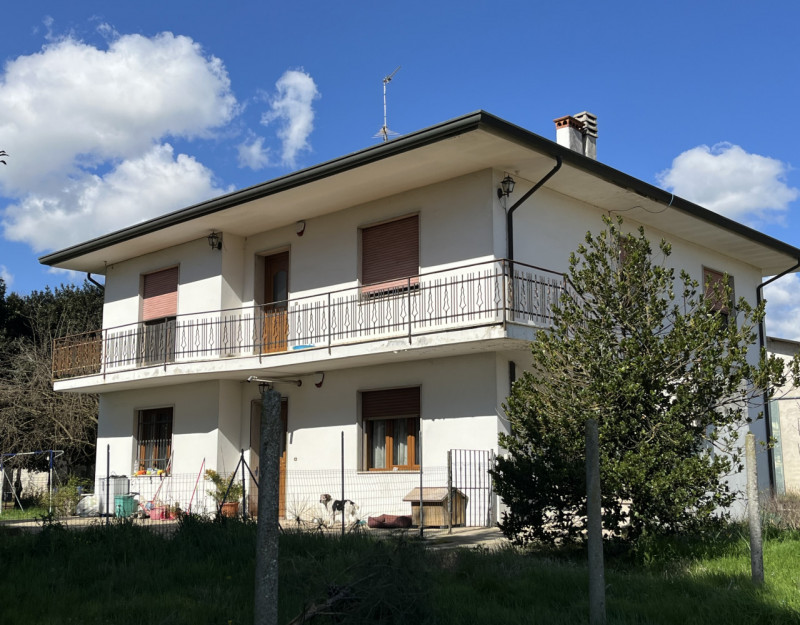 ALBETTONE: In zona di aperta campagna, non lontana dal Centro paese (650 mt) comparto composto da...