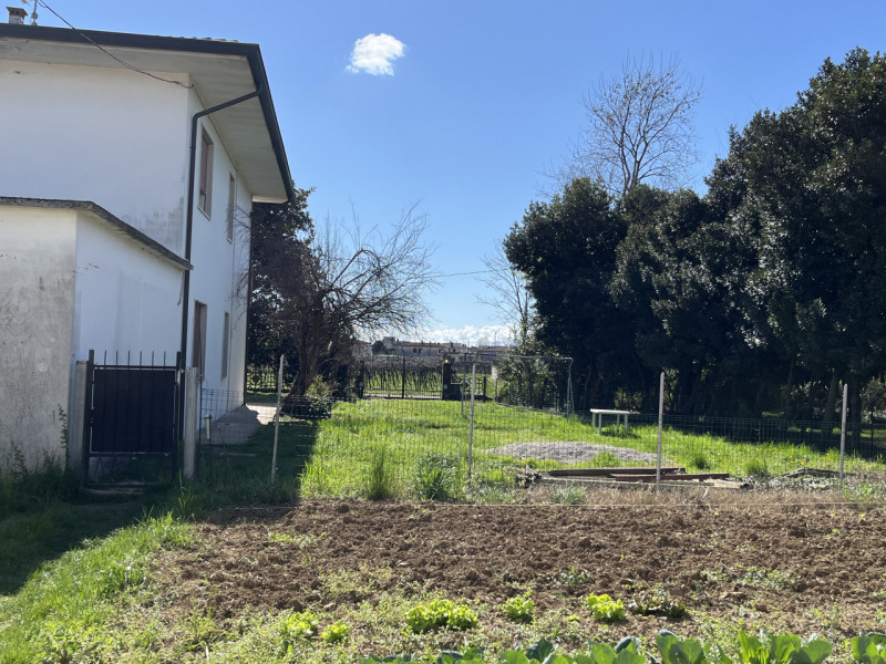 ALBETTONE: In zona di aperta campagna, non lontana dal Centro paese (650 mt) comparto composto da...