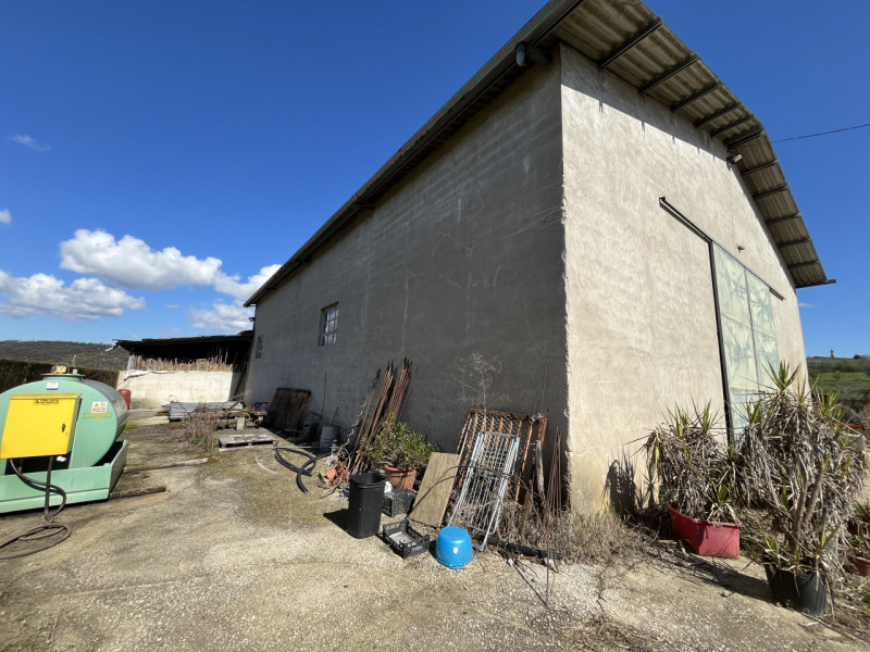 ALBETTONE: In zona di aperta campagna, non lontana dal Centro paese (650 mt) comparto composto da...