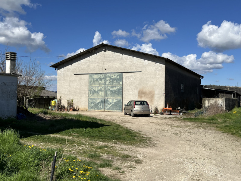 ALBETTONE: In zona di aperta campagna, non lontana dal Centro paese (650 mt) comparto composto da...