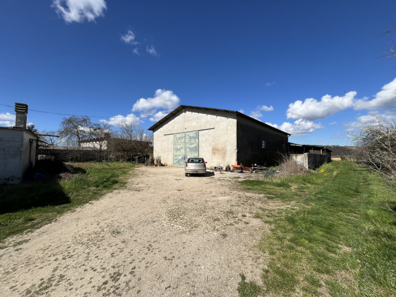 ALBETTONE: In zona di aperta campagna, non lontana dal Centro paese (650 mt) comparto composto da...