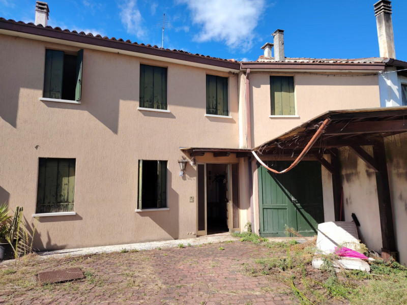 In prossimità ai principali servizi, proponiamo questi due rustici con relativo scoperto di perti...