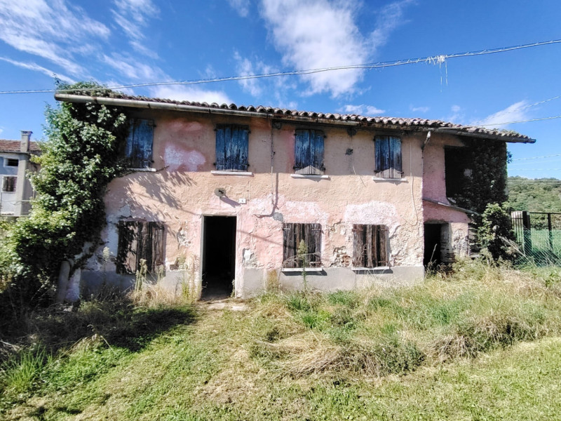 In prossimità ai principali servizi, proponiamo questi due rustici con relativo scoperto di perti...