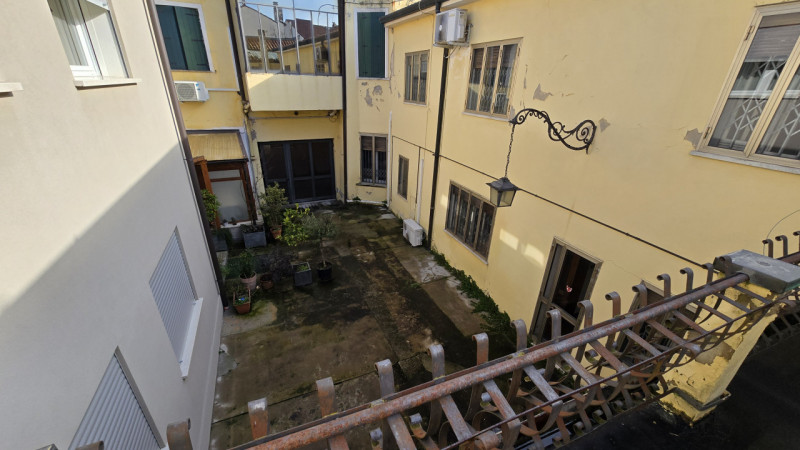 Nel cuore del centro storico di Este, a pochi passi dalla piazza principale e comodo a tutti i se...