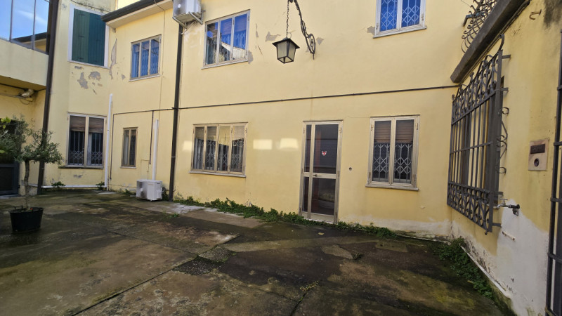 Nel cuore del centro storico di Este, a pochi passi dalla piazza principale e comodo a tutti i se...