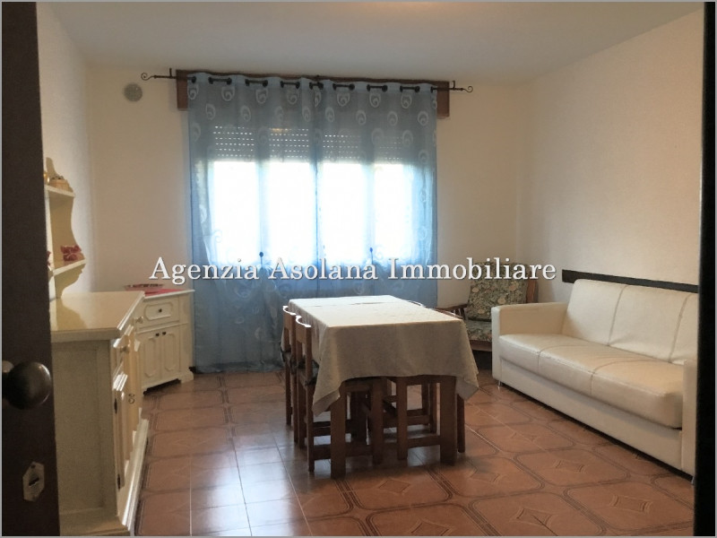 In zona centrale comodo a tutti i servizi vendesi appartamento con camera e ripostiglio su palazz...