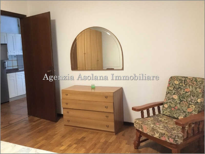 In zona centrale comodo a tutti i servizi vendesi appartamento con camera e ripostiglio su palazz...