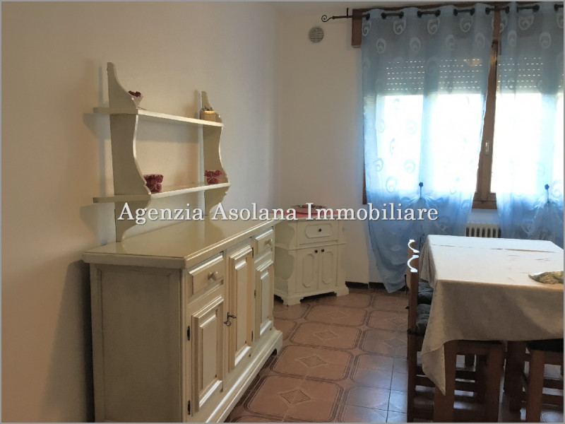 In zona centrale comodo a tutti i servizi vendesi appartamento con camera e ripostiglio su palazz...