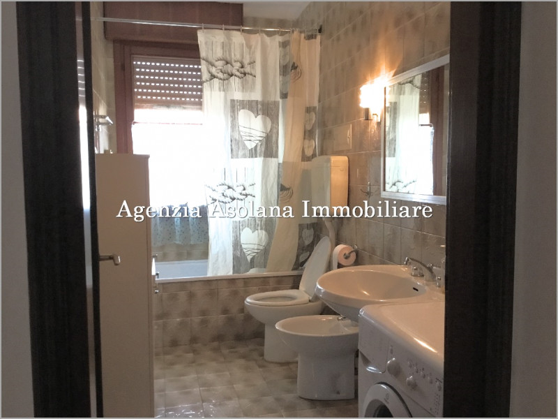 In zona centrale comodo a tutti i servizi vendesi appartamento con camera e ripostiglio su palazz...