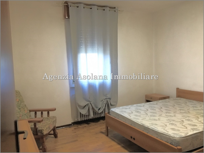 In zona centrale comodo a tutti i servizi vendesi appartamento con camera e ripostiglio su palazz...