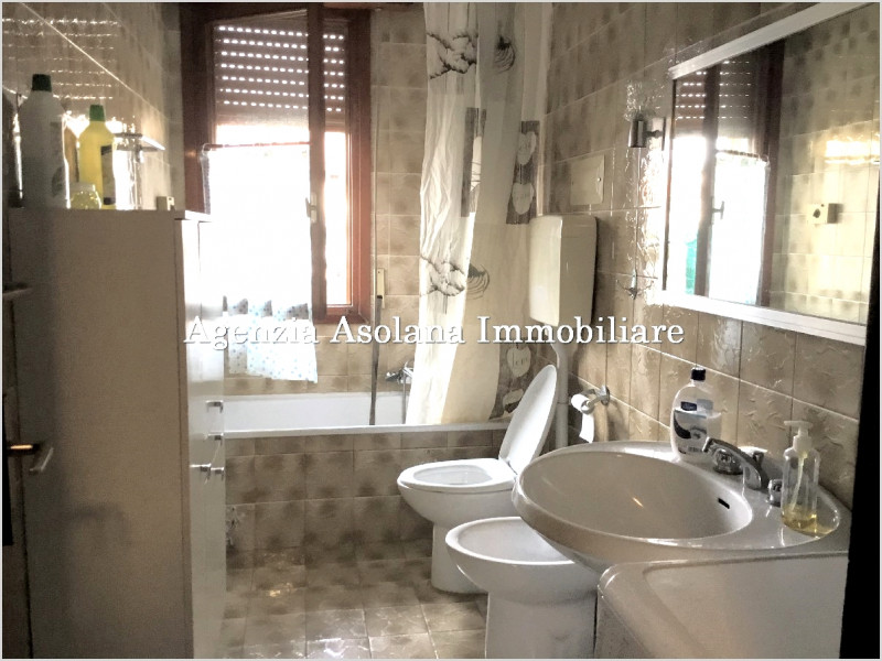 In zona centrale comodo a tutti i servizi vendesi appartamento con camera e ripostiglio su palazz...