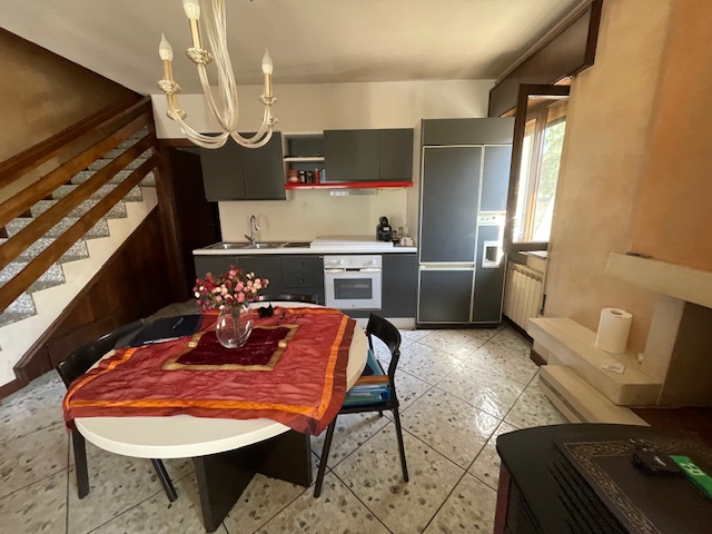 Vendesi a Marola blocco composto da due unità abitative indipendenti.

La prima unità è disposta ...