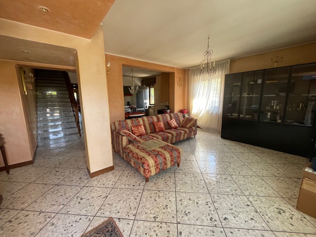 Vendesi a Marola blocco composto da due unità abitative indipendenti.

La prima unità è disposta ...