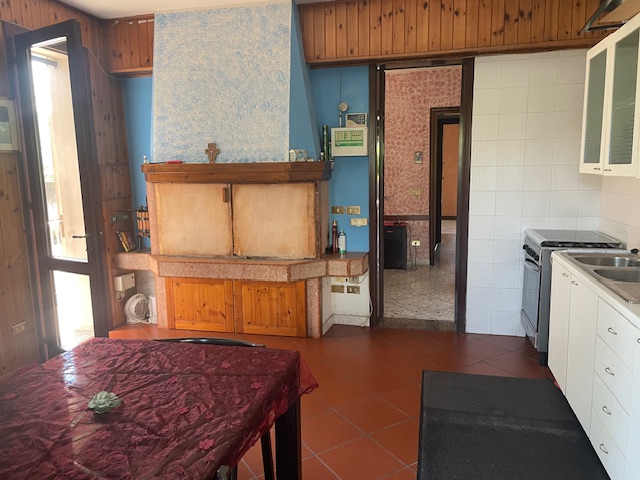 Vendesi a Marola blocco composto da due unità abitative indipendenti.

La prima unità è disposta ...