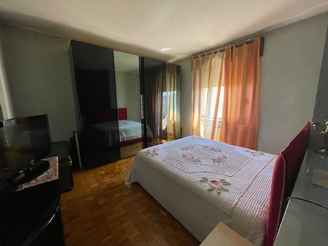 Vendesi a Marola blocco composto da due unità abitative indipendenti.

La prima unità è disposta ...