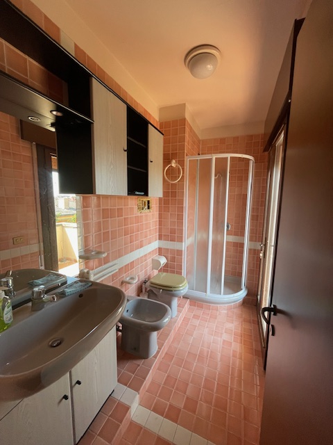 Vendesi a Marola blocco composto da due unità abitative indipendenti.

La prima unità è disposta ...