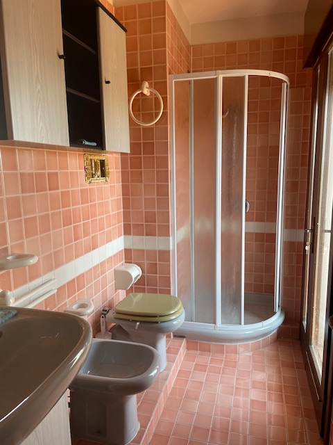 Vendesi a Marola blocco composto da due unità abitative indipendenti.

La prima unità è disposta ...