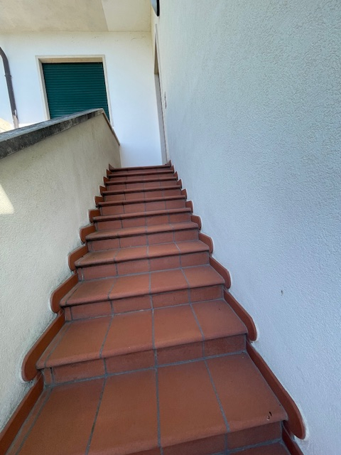 Vendesi a Marola blocco composto da due unità abitative indipendenti.

La prima unità è disposta ...