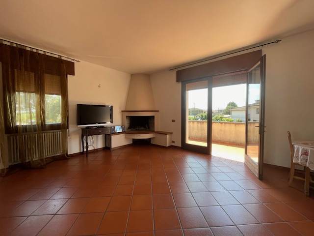 Vendesi a Marola blocco composto da due unità abitative indipendenti.

La prima unità è disposta ...