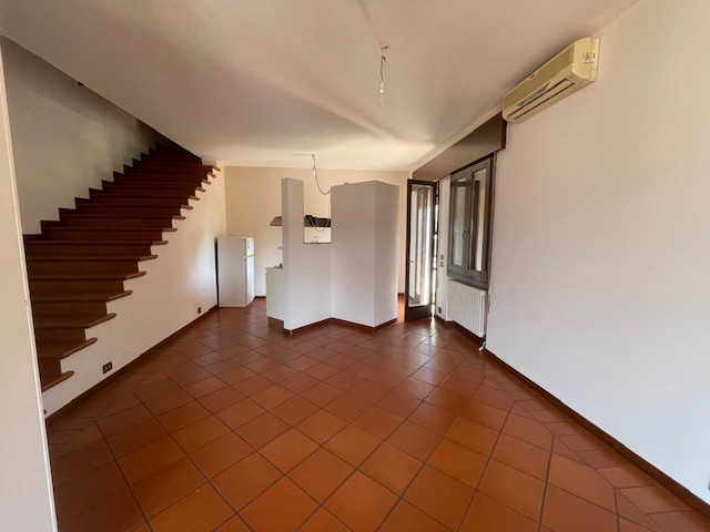 Vendesi a Marola blocco composto da due unità abitative indipendenti.

La prima unità è disposta ...